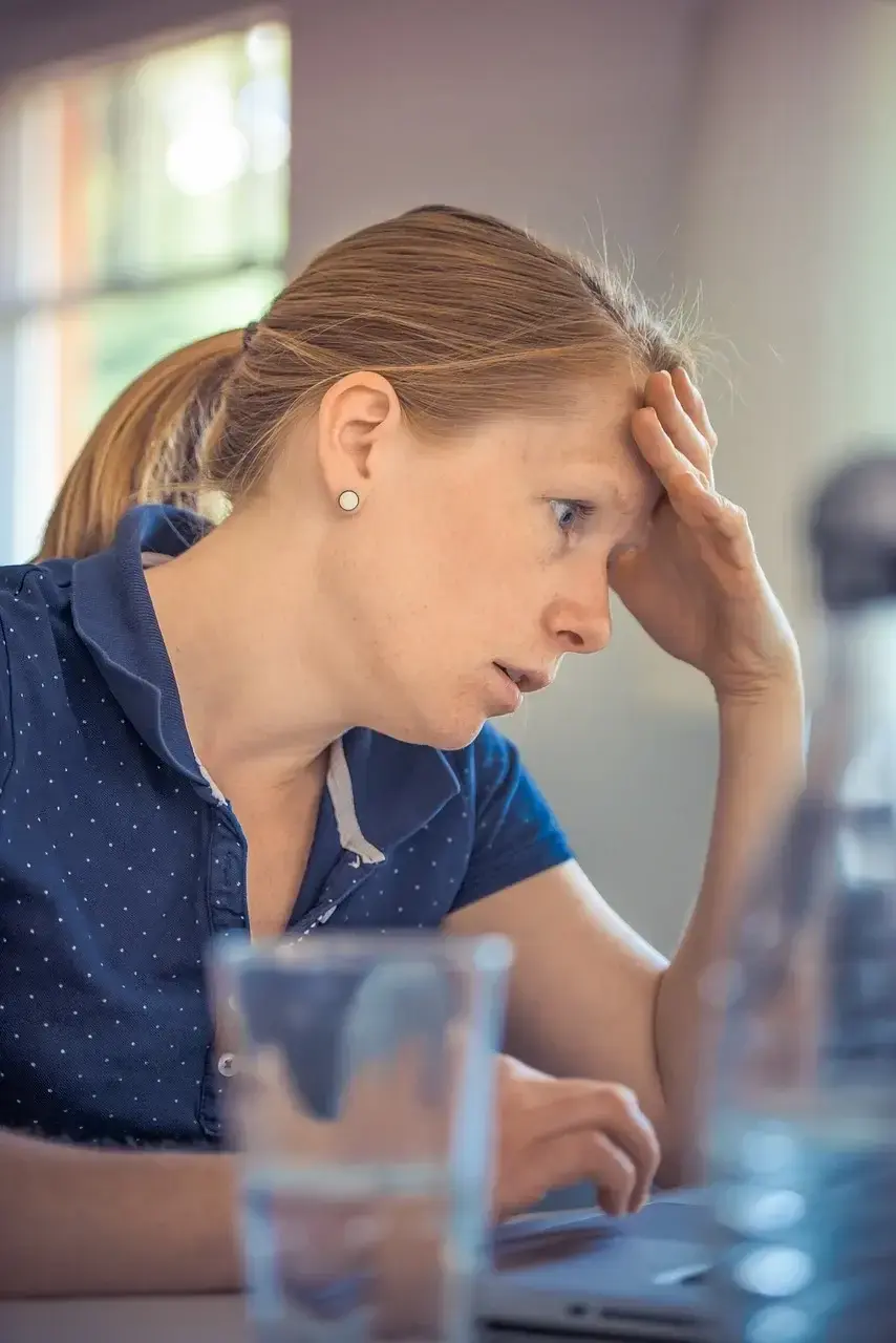 Cliënt in stress door problemen, dankzij de coaching van Sandra Bakker gaat zij hiermee aan de slag.