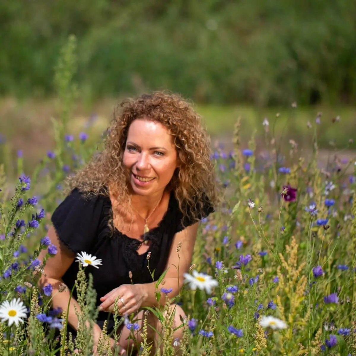 Sandra Bakker tussen de bloemen Sandra legt uit dat schoonheid van binnen ook aandacht verdiend