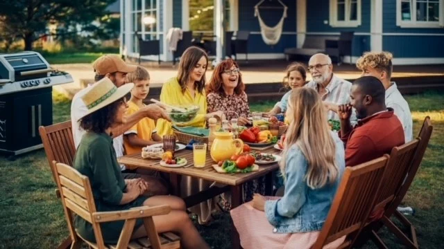 Eten in de tuin met vrienden of familie, maar toch slank de zomer in? Ik leg je uit hoe in mijn blog